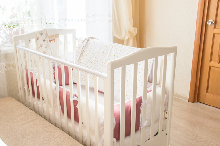 子育てに役立つ高さ調節可能なベビーベッド｜ロータイプ・ハイタイプの 