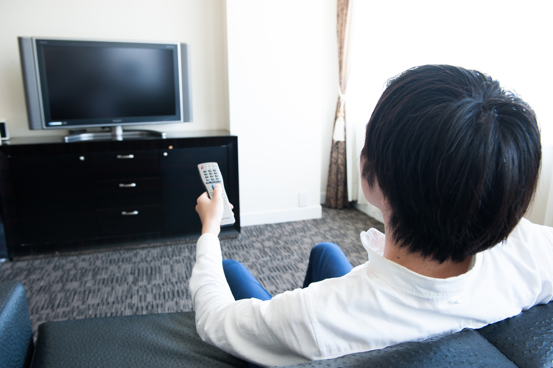 一人暮らしの部屋にテレビは必要か、メリット・デメリットを紹介