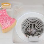 お風呂の排水口がつまったときの対処法や臭い・汚れの原因を紹介