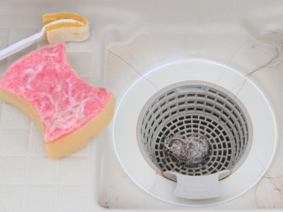 お風呂の排水口がつまったときの対処法や臭い・汚れの原因を紹介