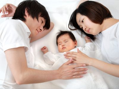 赤ちゃんと添い寝するメリットやリスク、正しい添い寝方法を紹介