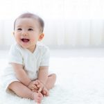 赤ちゃんの首すわりの時期はいつからか、練習方法や注意点を紹介