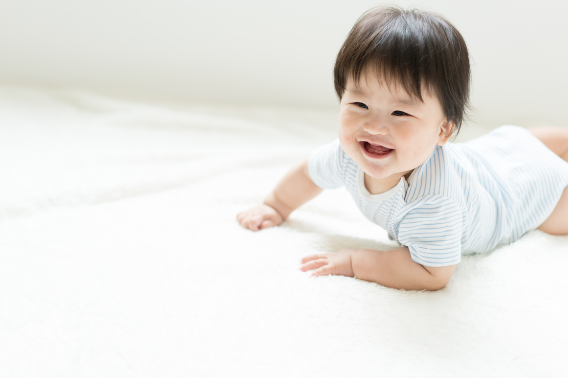 赤ちゃんの ずりばい とは いつから始める 開始時期や練習方法を紹介 Aqレントマガジン