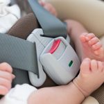 出産後の退院時には新生児用チャイルドシートの着用が必須 選び方や移動時の注意点 Aqレントマガジン