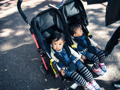 双子、年子、兄弟姉妹で使う2人乗りベビーカーの選び方と縦型・横型のおすすめ