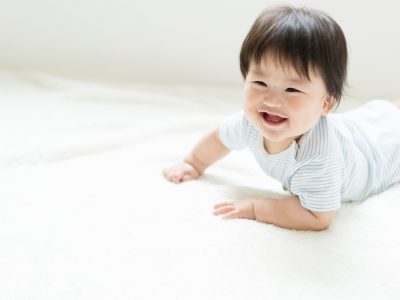 赤ちゃんの「ずりばい」の開始時期や練習方法を紹介