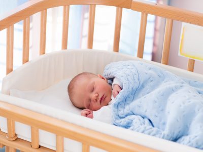 赤ちゃんの安全を確保するベビーベッドガードの使い方やおすすめのタイプを紹介