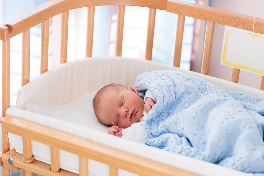 赤ちゃんの安全を確保するベビーベッドガード。正しい使い方やおすすめ