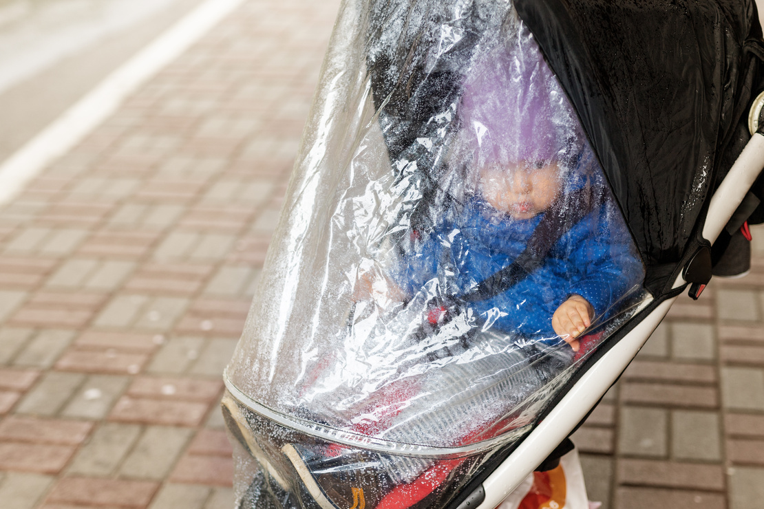 雨の日のお出かけに必須のベビーカー用レインカバーとおすすめの雨対策