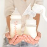 母乳育児をスムーズにする搾乳器の選び方やおすすめメーカー、使用方法を紹介