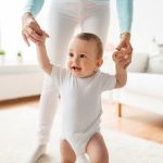 赤ちゃんが立つ時期の目安や前兆、歩く練習方法を解説