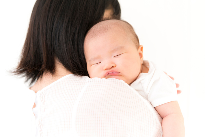 赤ちゃん抱っこのコツと注意点|新生児が安心する横抱き・縦抱きの方法と抱っこ紐の種類 - AQレントマガジン