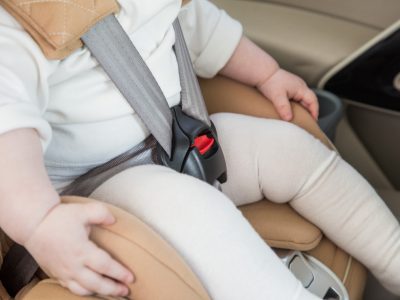 前向きチャイルドシートはいつから、新生児の後ろ向きはいつまでか、なぜ必要かを解説