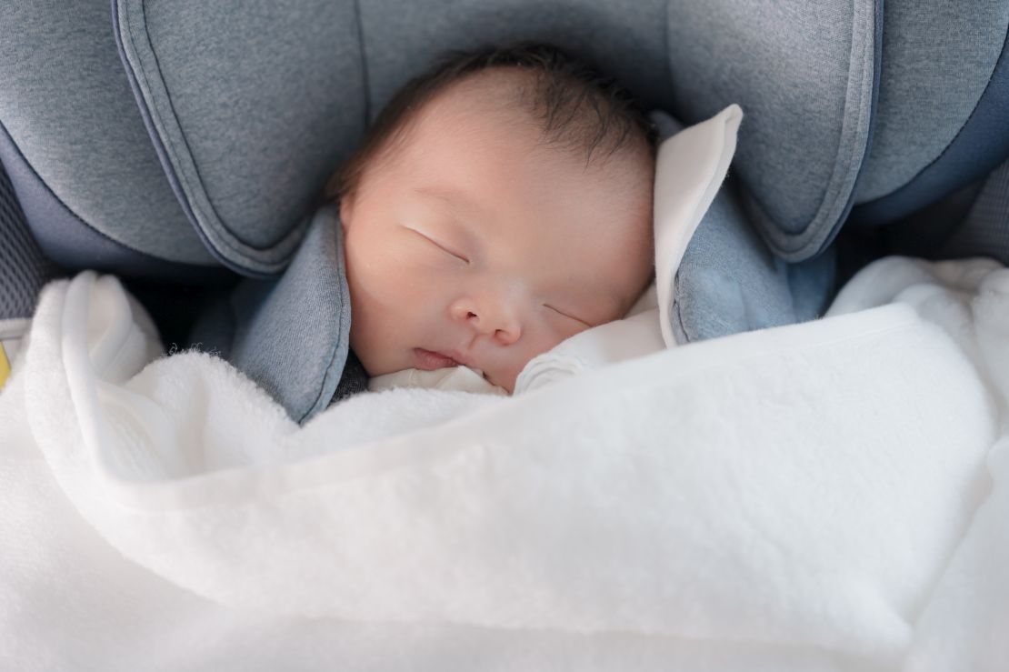 出産後の退院時に着用必須の新生児用チャイルドシートの選び方や移動時の注意点