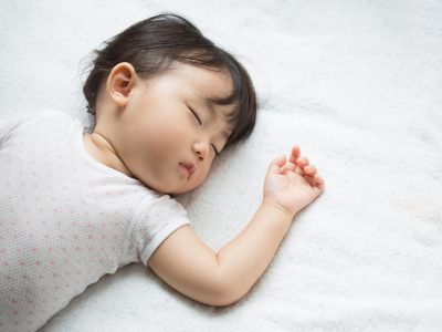 新生児・赤ちゃんの背中スイッチ対策と抱っこから布団で寝かしつけるときの注意点