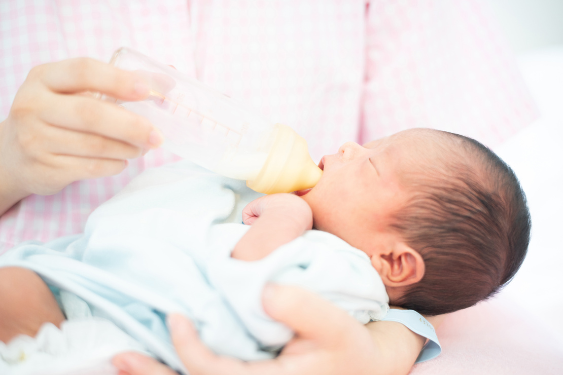 赤ちゃん 新生児が飲むミルクの量や間隔の目安 ミルクを飲まない原因は飲みすぎかも Aqレントマガジン