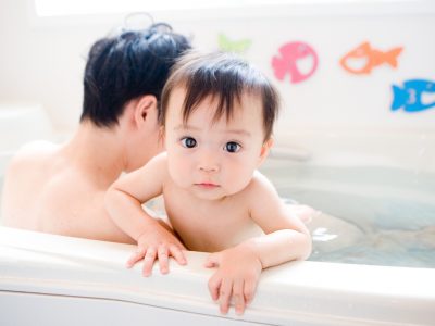 子どもがお風呂を嫌がる原因と入れ方のコツ、おもちゃを使ったお風呂遊びを紹介