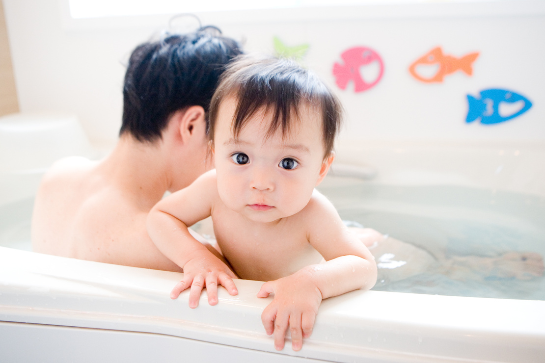 子どもがお風呂を嫌がる原因と入れ方のコツ、おもちゃを使ったお風呂遊びを紹介