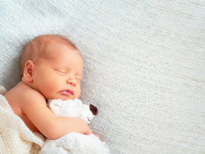 生後1ヶ月の赤ちゃんの特徴や成長の目安