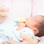 赤ちゃん・新生児が飲むミルクの量や間隔の目安