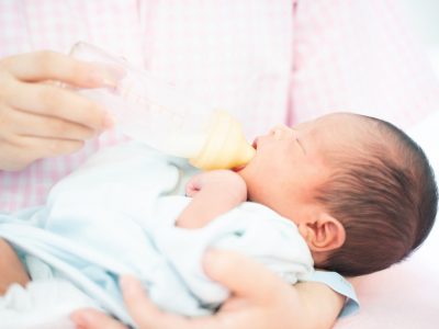 赤ちゃん・新生児が飲むミルクの量や間隔の目安