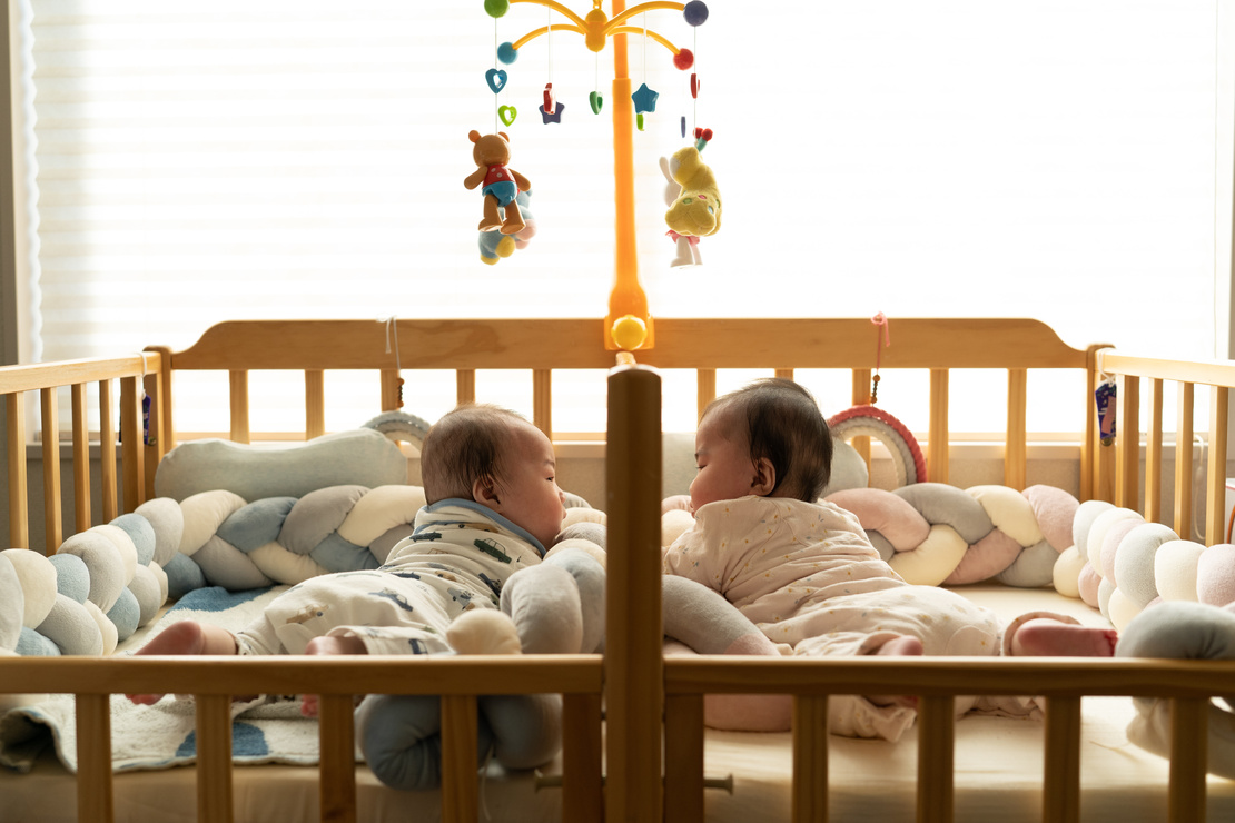 赤ちゃんが寝るベビーベッドの置き場所は寝室とリビングのどちらがおすすめか解説