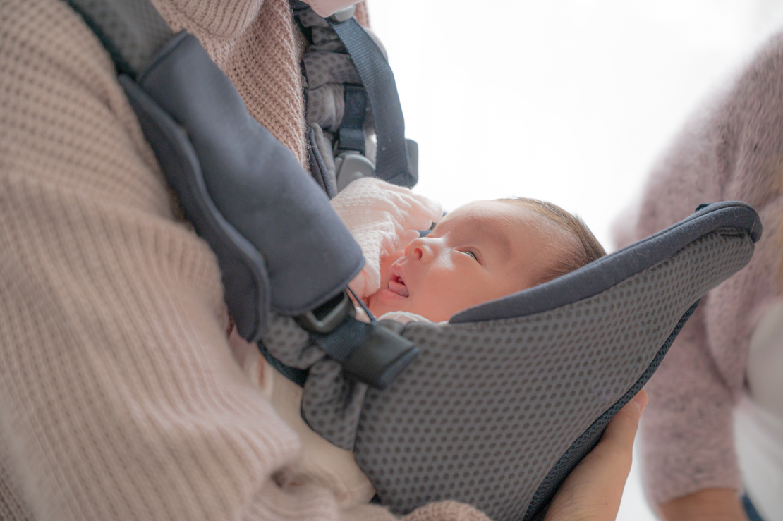 首すわり前の赤ちゃん・新生児から抱っこ紐は使える？ 選び方や注意点、おすすめを紹介 AQレントマガジン